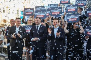 Sławomir Mentzen, Bartosz Bocheńczak i Krzysztof Bosak podczas inauguracji krakowskiej kampanii w maju 2026r.