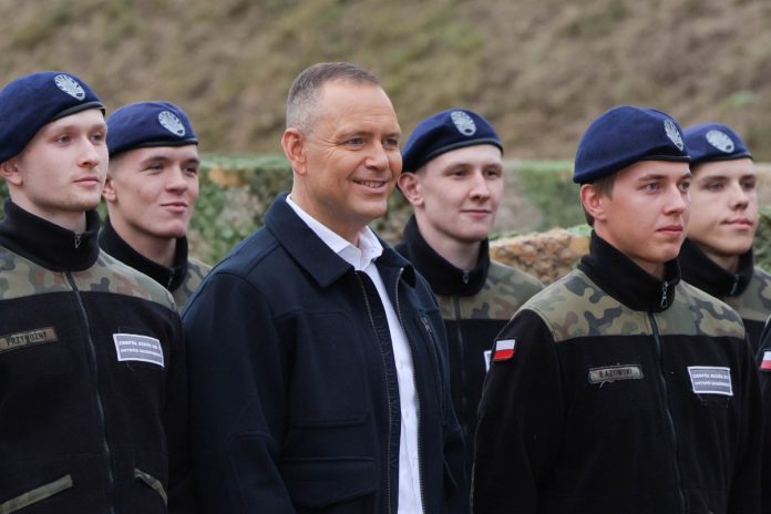 NCZAS.INFO | Prezydent RP Karol Nawrocki podczas otwarcia strzelnicy sportowej przy ulicy Leśnej 1 w Bogutach-Piankach (woj. mazowieckie). Foto: PAP