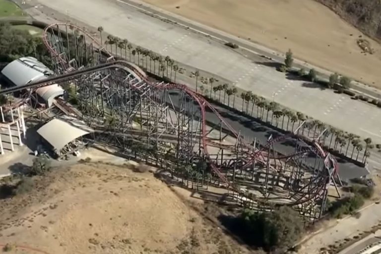 Rollercoaster X2 w parku rozrywki Six Flags.