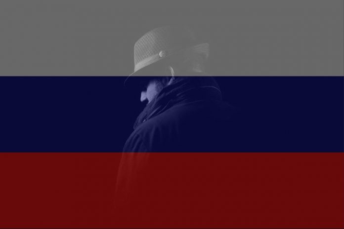NCZAS.INFO | Szpieg oraz flaga Rosji. Zdjęcie ilustracyjne