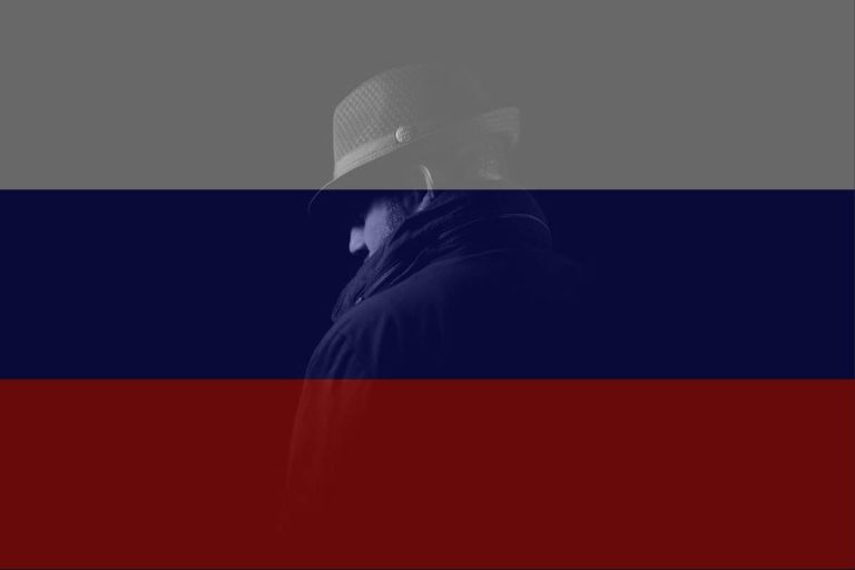 NCZAS.INFO | Szpieg oraz flaga Rosji. Zdjęcie ilustracyjne