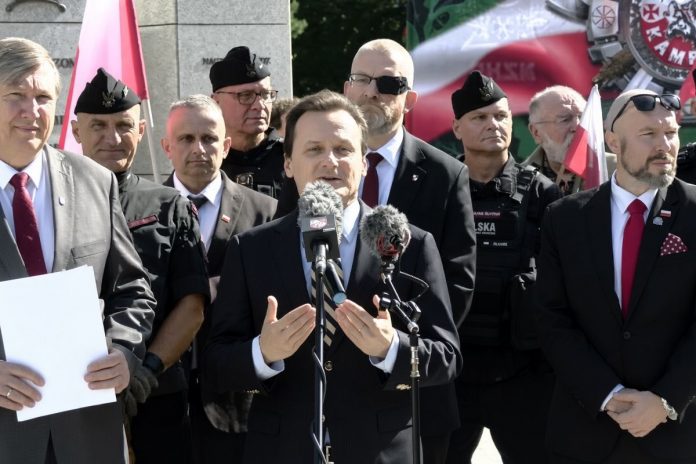 Tomasz Sommer podczas konferencji prasowej w obronie wolności słowa.
