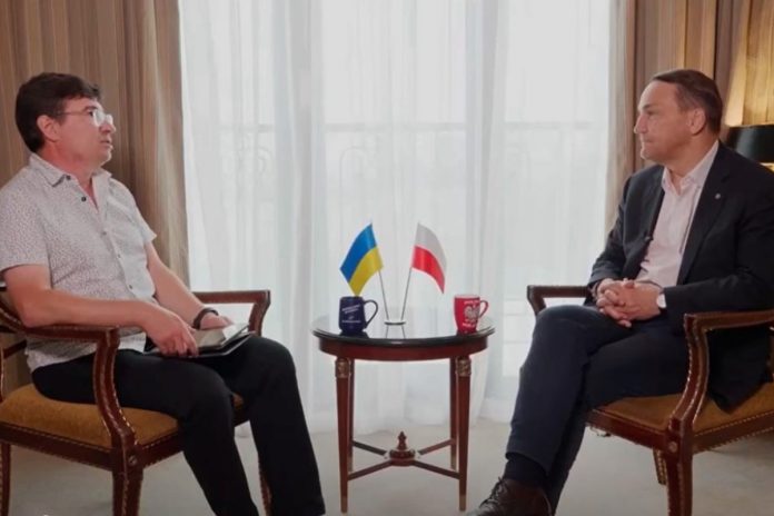 NCZAS.INFO | Szef polskiego MSZ Radosław Sikorski podczas wywiadu z ukraińskim dziennikarzem.