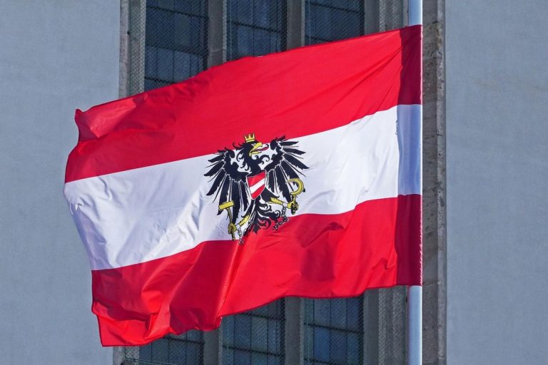 NCZAS.INFO | Flaga z godłem Austrii. / Foto: Pixabay