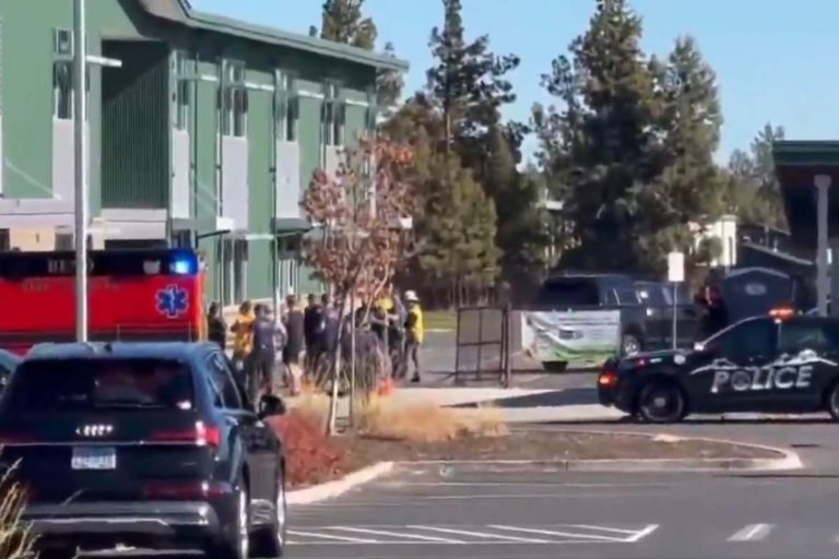 NCZAS.INFO | Służby przed szkołą podstawową w Bend w stanie Oregon, USA.