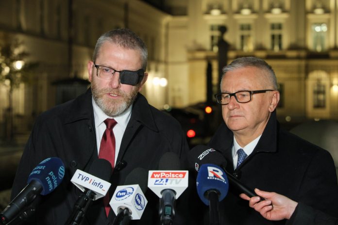 Grzegorz Braun i Włodzimierz Skalik po rozmowie z prezydentem Karol Nawrockim.