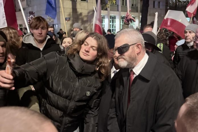 Grzegorz Braun pod Trybunałem Konstytucyjnym.