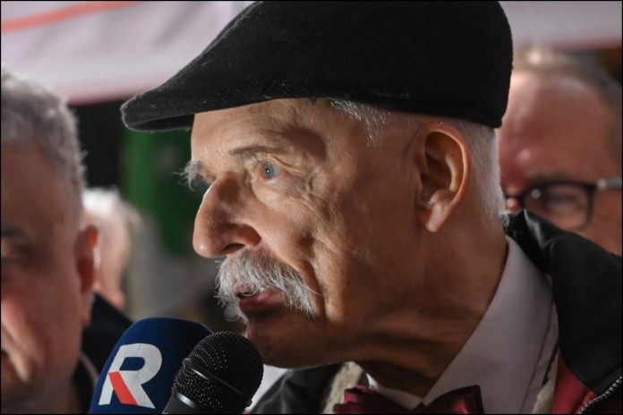 Janusz Korwin-Mikke przemawia przed Trybunałem Konstytucyjnym.