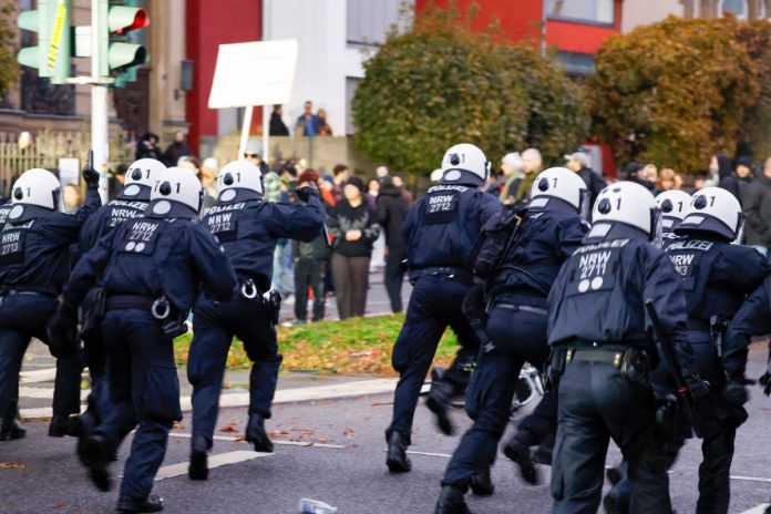 Niemcy. Starcia z policją w Kolonii.