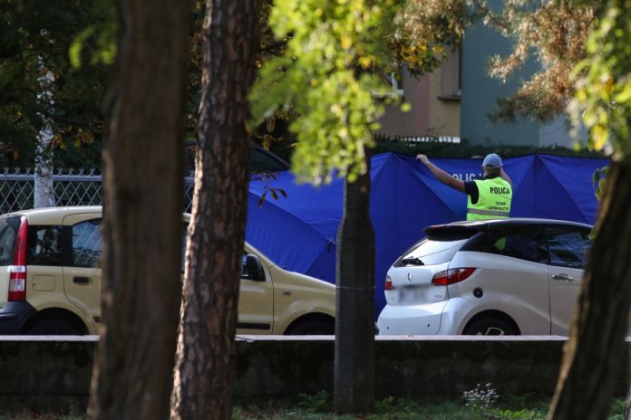 NCZAS.INFO | Policja przed Zespołem Szkół Zawodowych Nr 4 im. Adama Chętnika w Ostrołęce, w którym doszło do ataku. / Foto: PAP