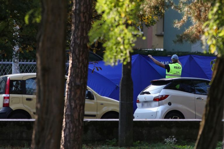 NCZAS.INFO | Policja przed Zespołem Szkół Zawodowych Nr 4 im. Adama Chętnika w Ostrołęce, w którym doszło do ataku. / Foto: PAP