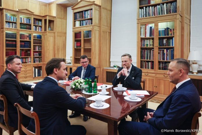 Sławomir Mentzen i Krzysztof Bosak z konfederacji podczas rozmowy z prezydentem Karolem Nawrockim.