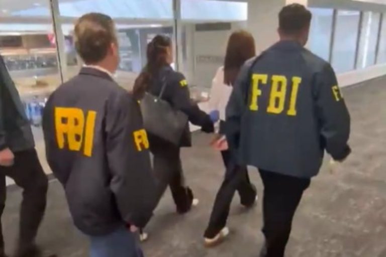 NCZAS.INFO | Wanying „Heather” Zhang eskortowana przez FBI na lotnisku.
