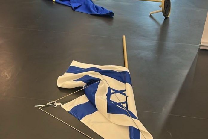 Flaga Izraela usunięta z wystawy.