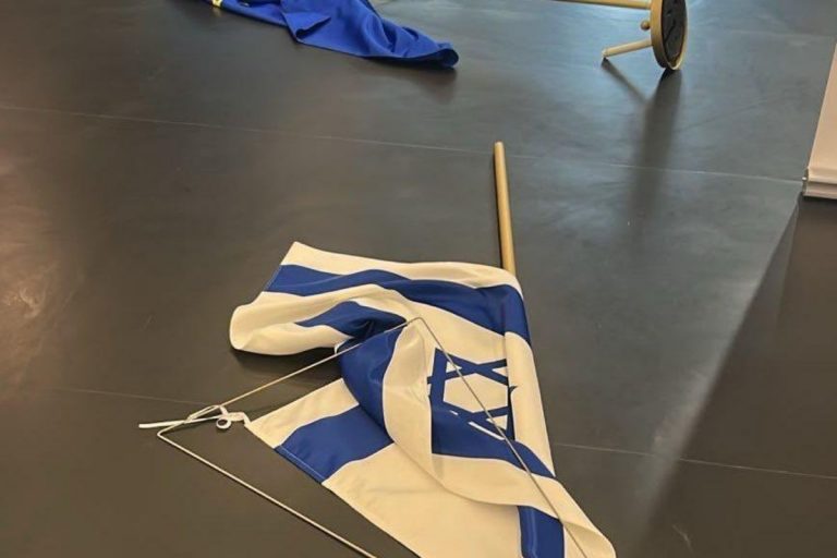 Flaga Izraela usunięta z wystawy.