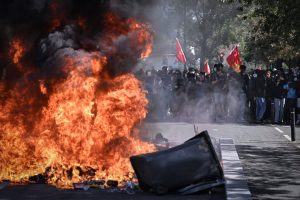 NCZAS.INFO | Zamieszki we Francji. Uczniowi podburzeni przez lewicę podpalają szkoły i atakują policjantów i nauczycieli. Foto: PAP/EPA