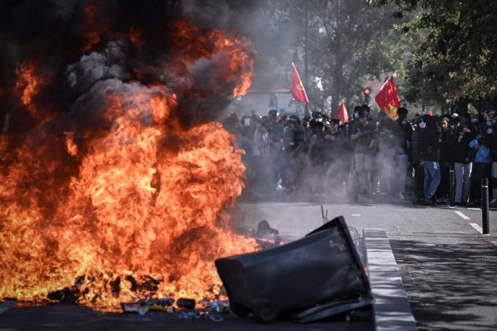 NCZAS.INFO | Zamieszki we Francji. Uczniowi podburzeni przez lewicę podpalają szkoły i atakują policjantów i nauczycieli. Foto: PAP/EPA