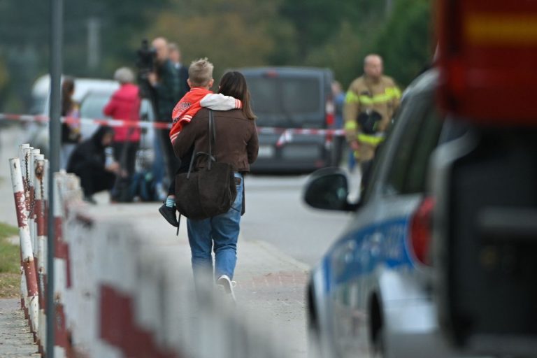 Kobieta z dzieckiem przed szkołą podstawową im. Jana Pawła II w Leszczydole-Nowinach, gdzie doszło do ataku nożownika.