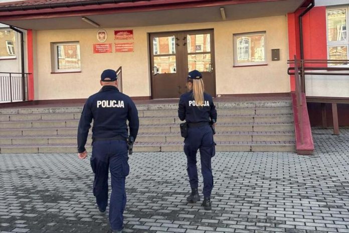 NCZAS.INFO | Policjanci przed szkołą
