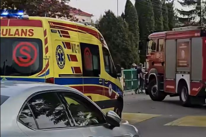 NCZAS.INFO | Służby przed Szkołą Podstawową im. Jana Pawła II w Leszczydole-Nowinach