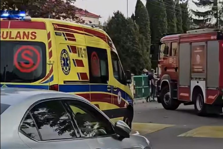 NCZAS.INFO | Służby przed Szkołą Podstawową im. Jana Pawła II w Leszczydole-Nowinach