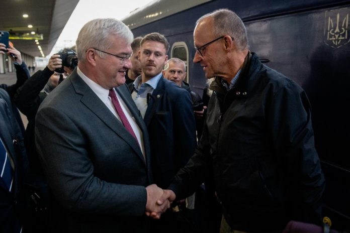 NCZAS.INFO | Minister SZ Ukrainy Andij Sybiha wita na dworcu kolejowym w Kijowie kanclerza Niemiec Fryderyka Merza. Foto: X/Sygiha