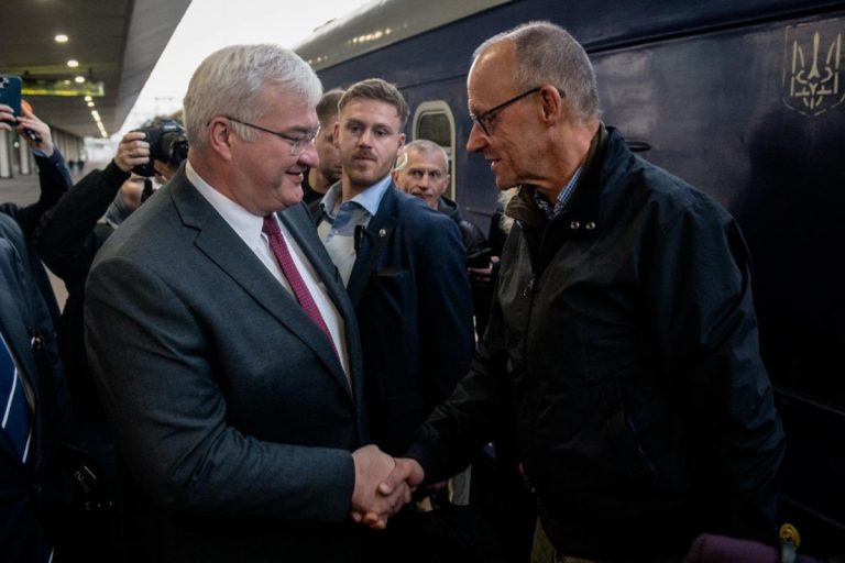 NCZAS.INFO | Minister SZ Ukrainy Andij Sybiha wita na dworcu kolejowym w Kijowie kanclerza Niemiec Fryderyka Merza. Foto: X/Sygiha