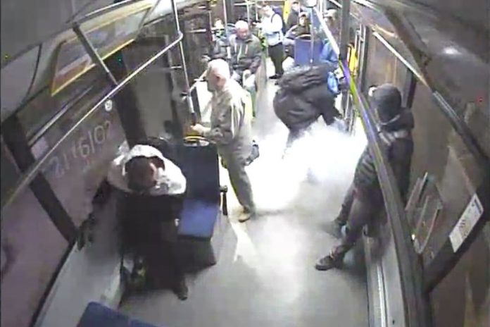 Monocykl elektryczny uruchomił się w autobusie. Doszło do zadymienia pojazdu.