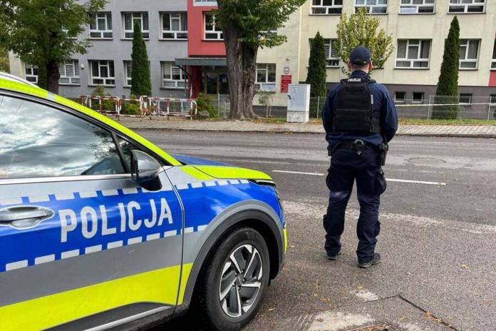 NCZAS.INFO | Policja przed szkołą. / Foto: Małopolska Policja