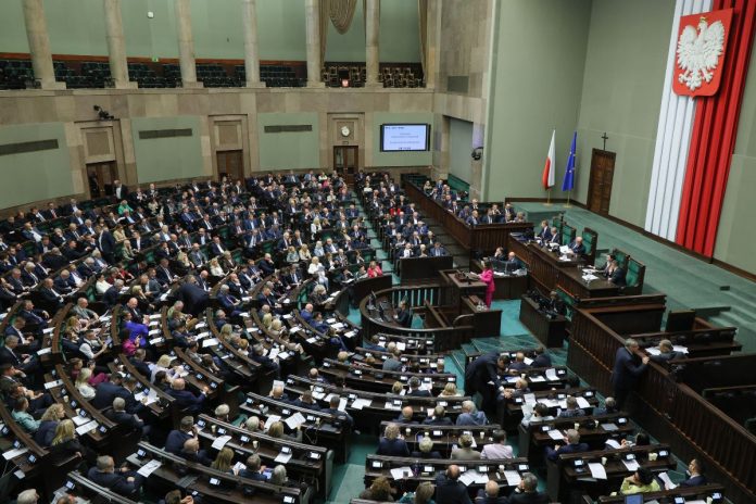 Posłowie podczas bloku głosowań w Sejmie.