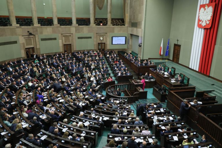 Posłowie podczas bloku głosowań w Sejmie.