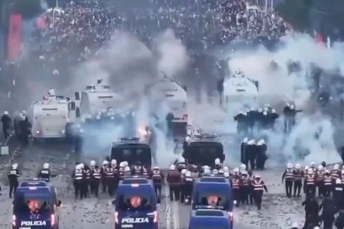 Starcia z policją podczas antyrządowych protestów w Tiranie.