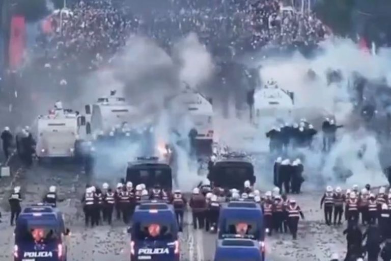 Starcia z policją podczas antyrządowych protestów w Tiranie.