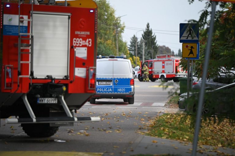 Służby przed szkołą podstawową im. Jana Pawła II w Leszczydole-Nowinach.