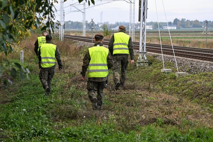 Służby przeszukujące teren w okolicy Zalewu Zemborzyckiego w Lublinie.