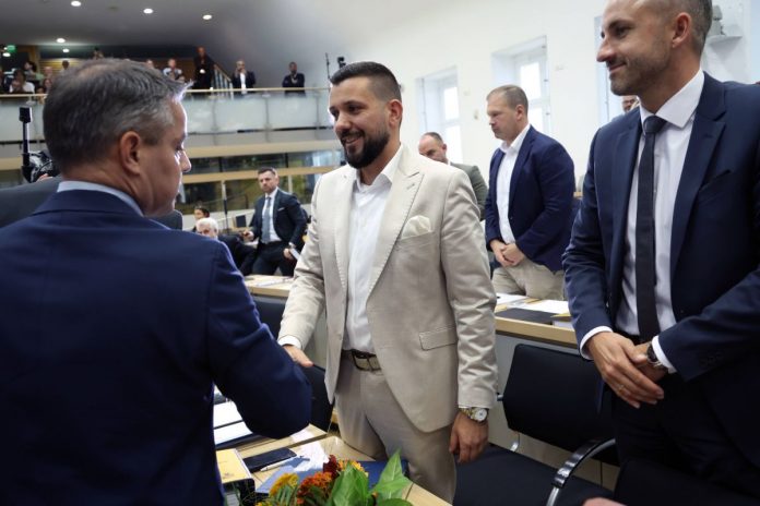 Tobias Rausch z AfD przyjmuje gratulacje po wyborze na przewodniczącego landtagu Saksonii-Anhaltu.