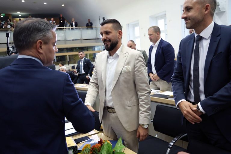 Tobias Rausch z AfD przyjmuje gratulacje po wyborze na przewodniczącego landtagu Saksonii-Anhaltu.