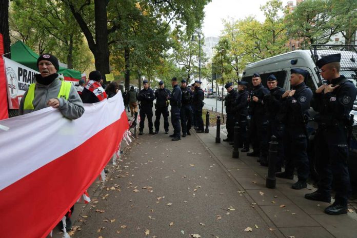 Policja przed siedzibą Trybunału Konstytucyjnego w Warszawie.