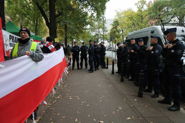 Policja przed siedzibą Trybunału Konstytucyjnego w Warszawie.