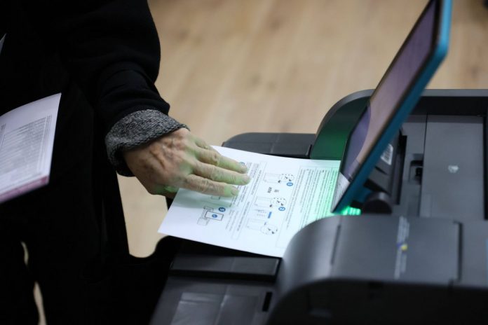 Biometria w wyborach. Bośnia i Hercegowina wprowadza elektroniczną weryfikację i skaner.